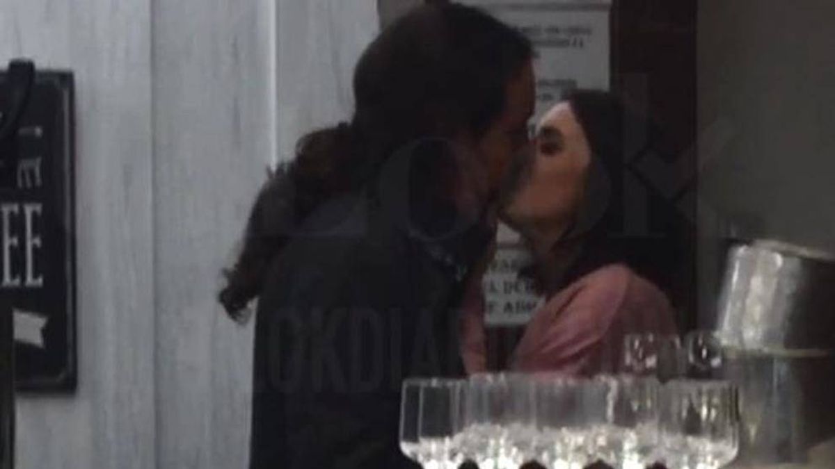 Pablo Iglesias e Irene Montero, cazados besándose tras el ascenso de la portavoz