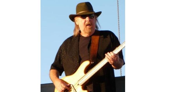 Foto: Larry Junstrom durante una actuación en Dixon May Fair, en 2010. (C.C.)