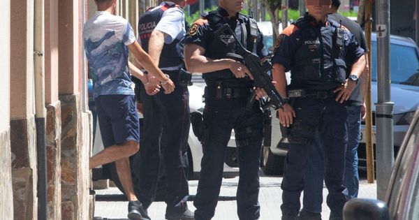Foto: Dos agentes de los Mossos en Barcelona. (EFE)