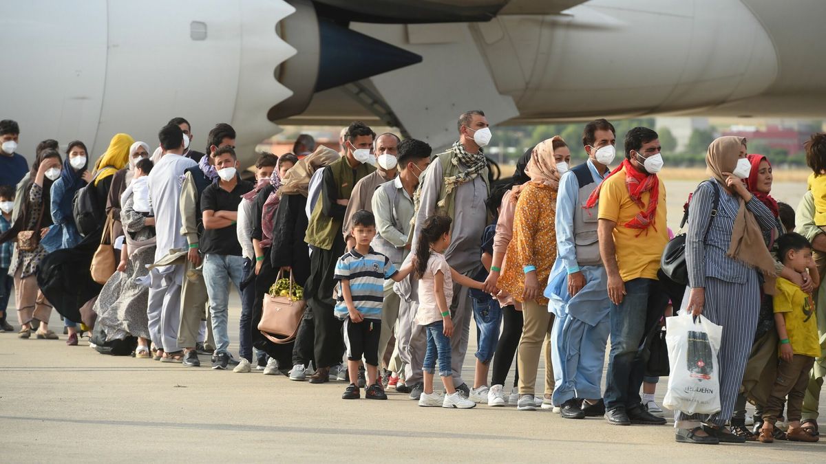 El perfil de los afganos rescatados por España: 22 años de media y un 47% mujeres