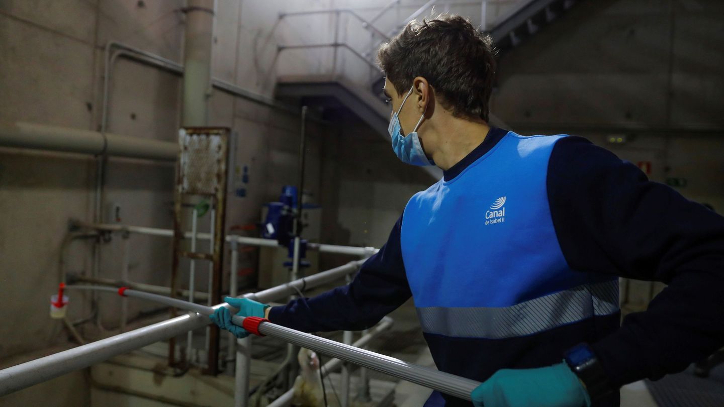Un empleado del Canal trabaja en la toma de muestras de las aguas residuales. (EFE)