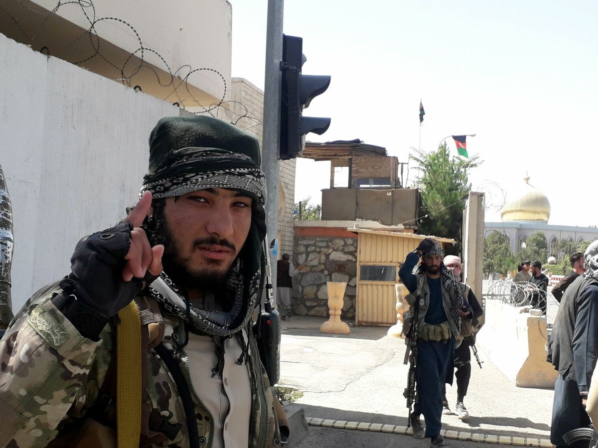 Foto: Una patrulla talibán, después de tomar la ciudad de Ghazni. (EFE)