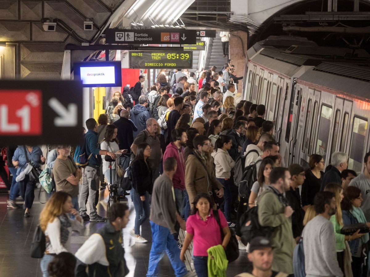 Foto: Así puedes viajar gratis en metro, bus y trenes de Barcelona durante tres años: requisitos y qué incluye la T-Verda (EFE/Marta Pérez)