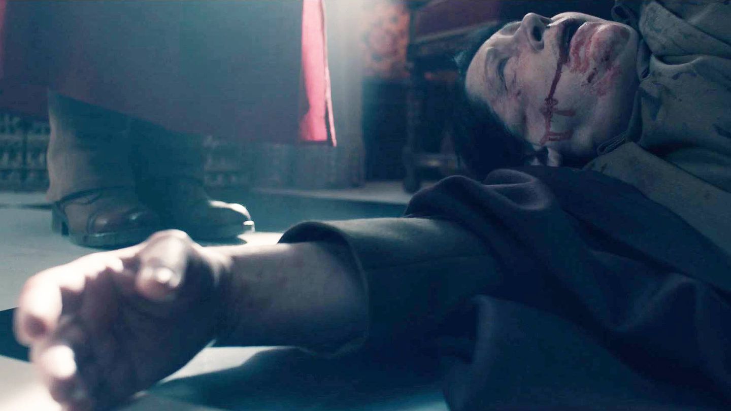 Tía Lydia en el suelo. (HBO)