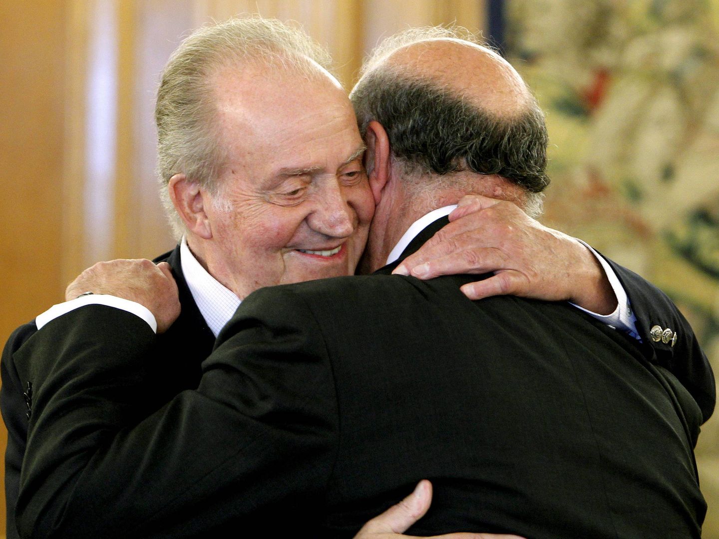 El rey Juan Carlos, orgulloso, abraza a Vicente del Bosque. (EFE)