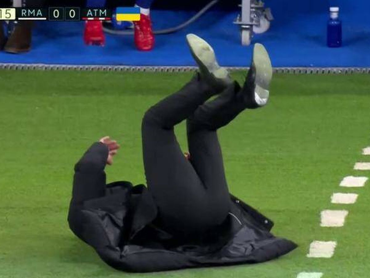 Foto: Simeone en el suelo en el Real Madrid - Atlético
