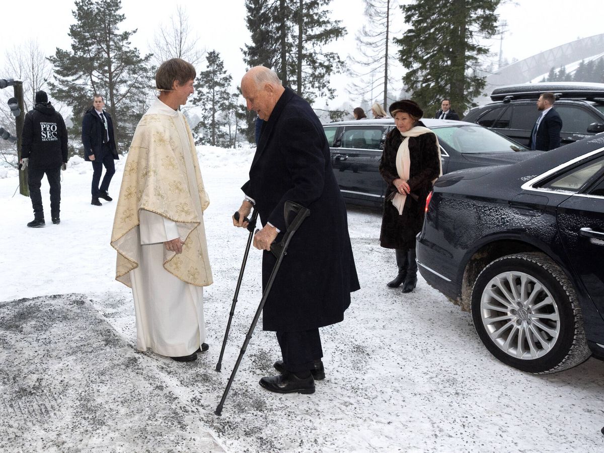 Foto: Harald y Sonia de Noruega, llegando al servicio religioso. (Gtres)