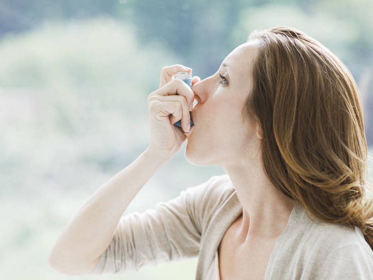 Foto: Una mujer usando un inhalador para el asma