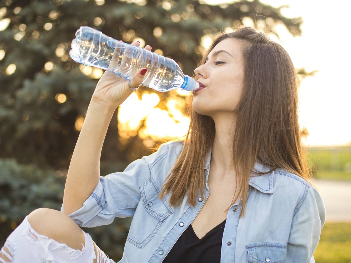 Estás bebiendo demasiada agua? Los riesgos de abusar