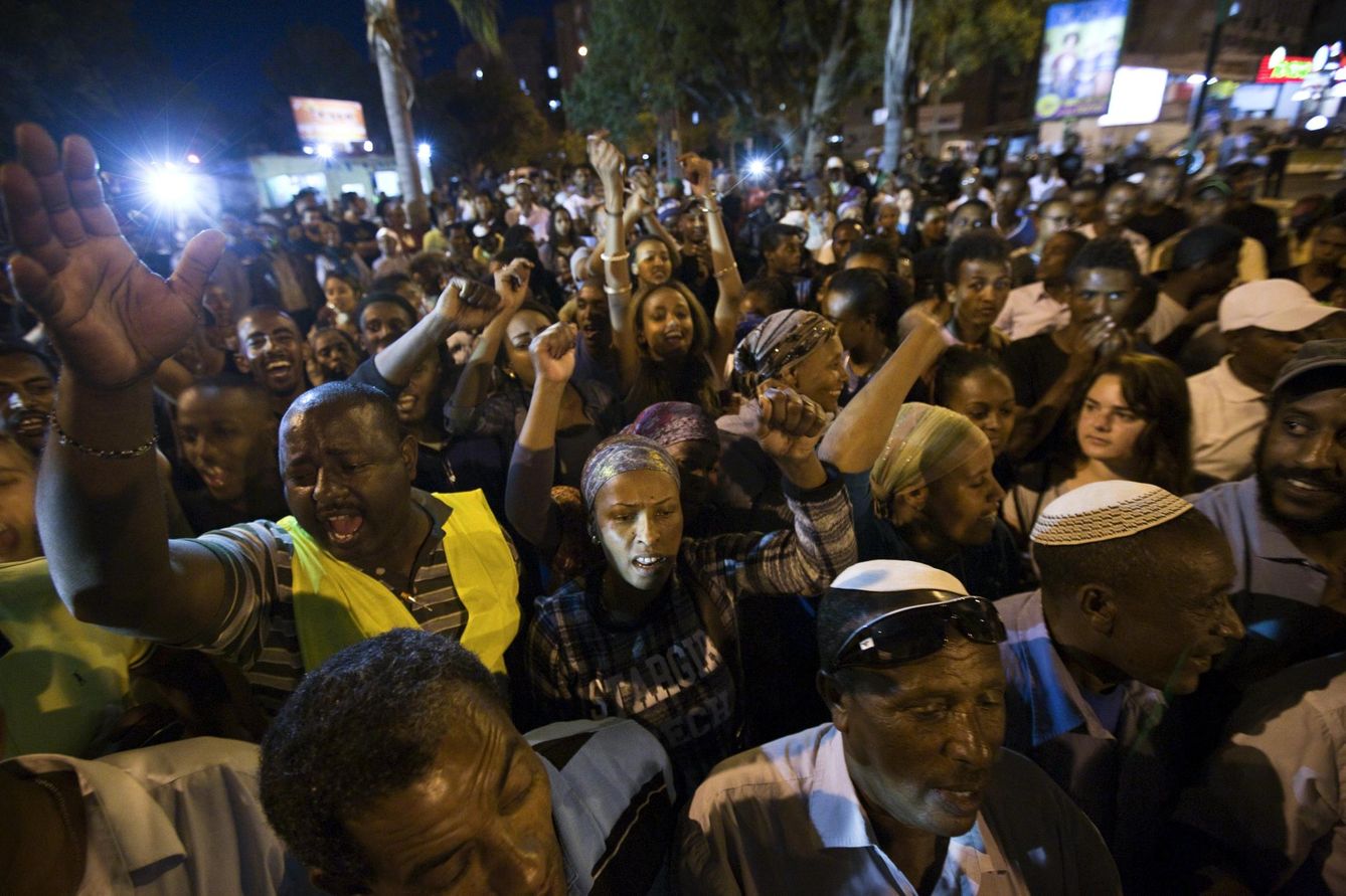 Israelíes descendientes de etíopes protentan en Ashkelon (Reuters).