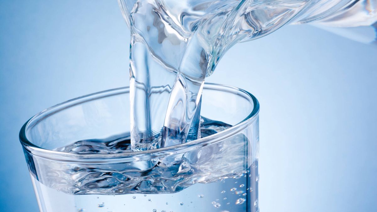 Olvídate de beber 2 litros de agua al día, esto es lo que recomiendan ahora los médicos