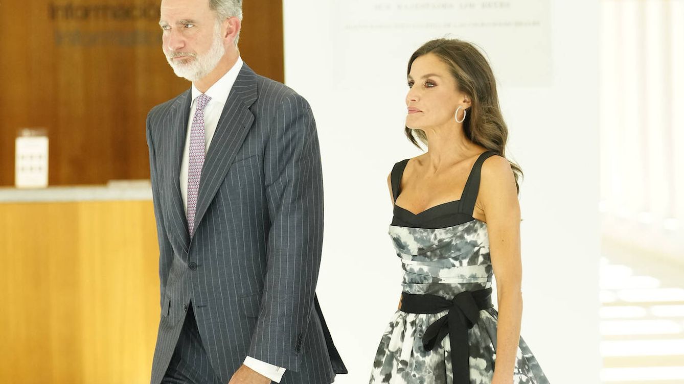 La reina Letizia, epítome de elegancia con un nuevo y escotado vestido de Carolina Herrera