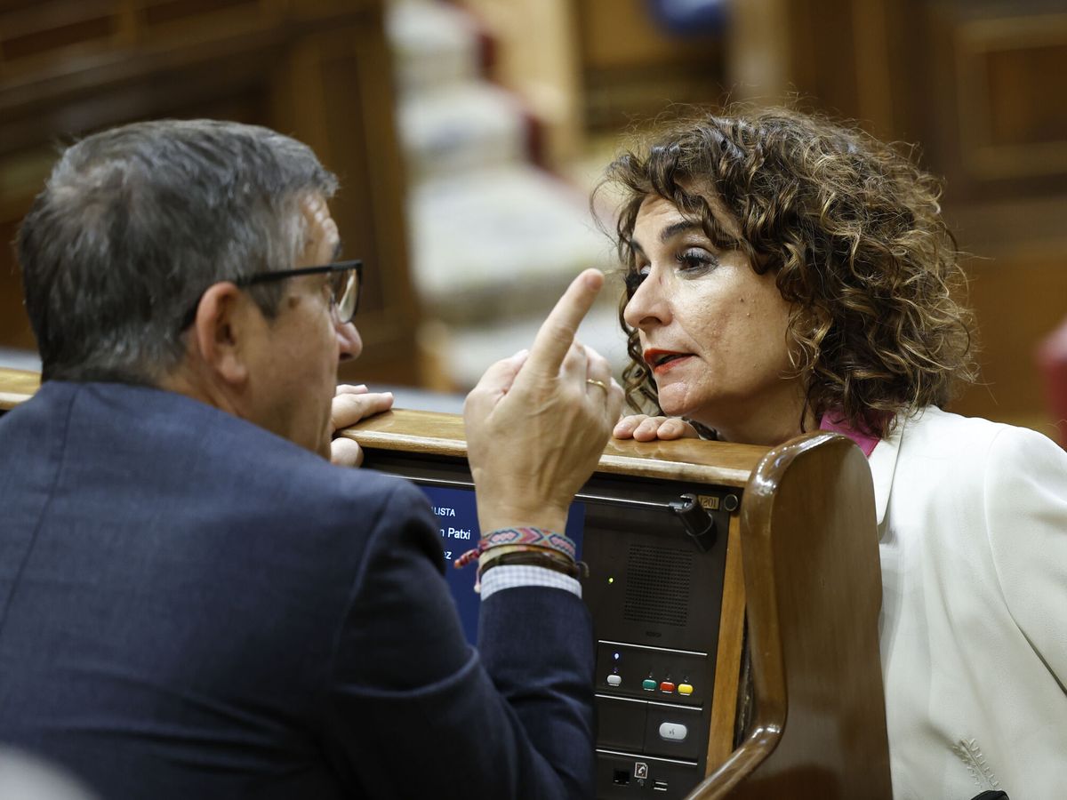 Foto:  La ministra de Hacienda y Función Pública, María Jesús Montero (d), conversa con el diputado socialista Patxi López (i). (EFE/Moya)