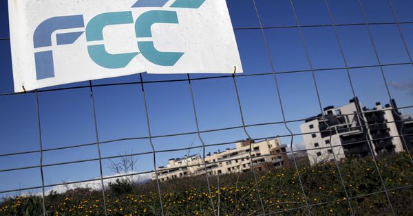 Foto: Cartel de FCC en unas obras en Tres Cantos, Madrid