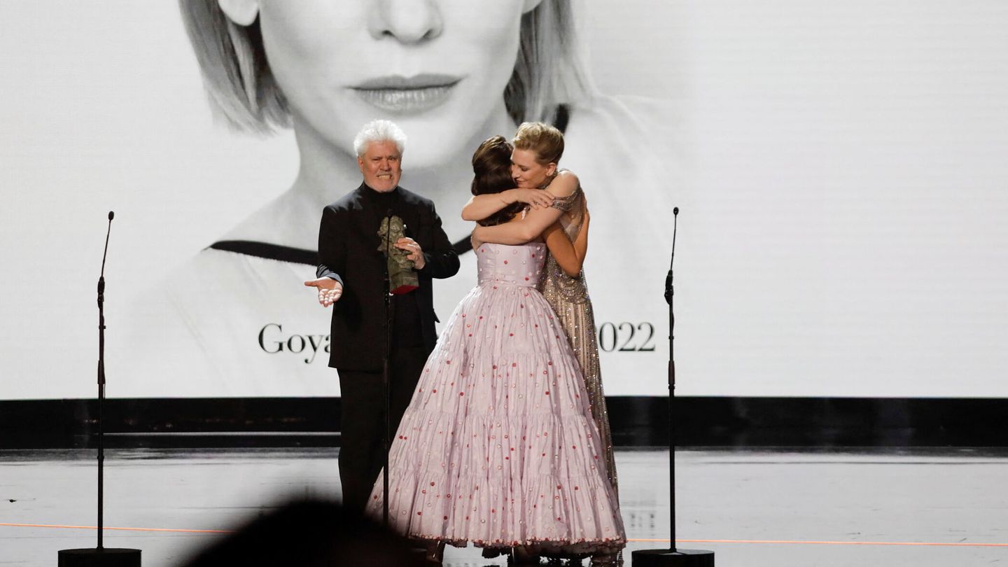 Cate Blanchett recibe el premio de mano de Penélope y Amodóvar. (Reuters / Eva Manez)