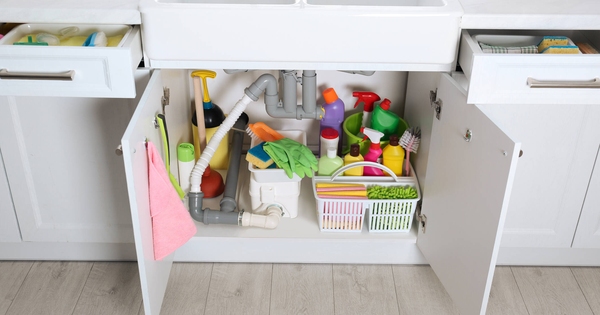 Las cosas que no deberías guardar (bajo ningún concepto) en el armario del  fregadero