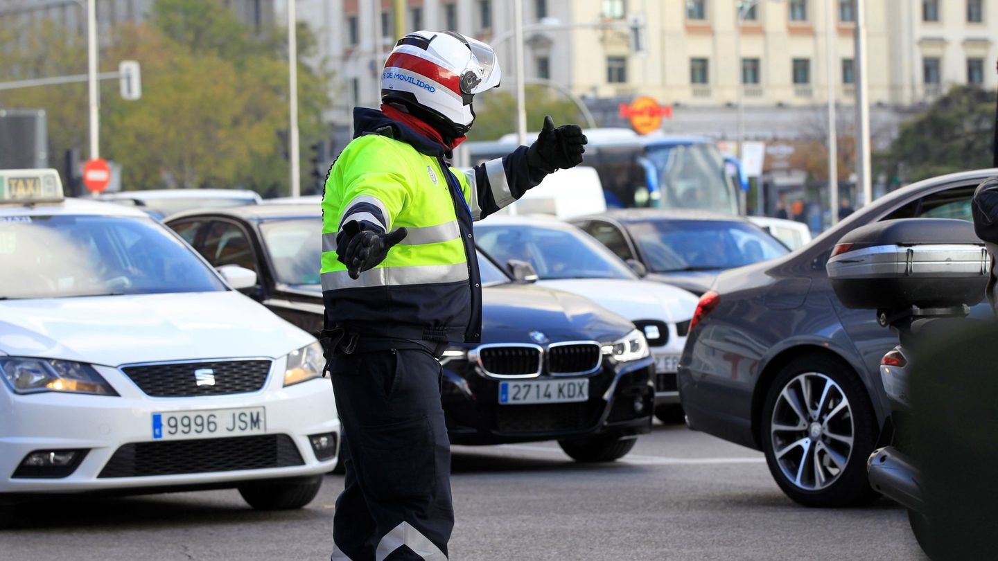 Un policía municipal controla el tráfico en la plaza de Colón. (EFE)