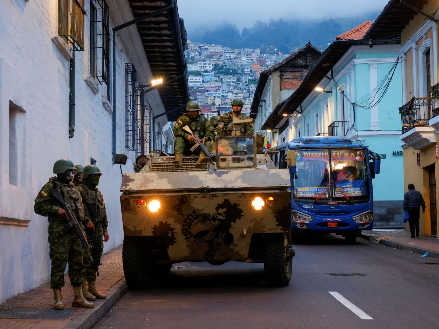 Un blindado en el centro de Quito, Ecuadro. (Reuters/Karen Toro)
