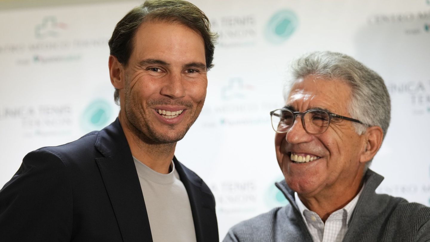 Rafa Nadal (i), junto al ex tenista, Manolo Orantes (d), durante la presentación esta tarde de la Clínica Tenis Teknon en el Centro Médico Teknon de Barcelona. (EFE / Alejandro García)