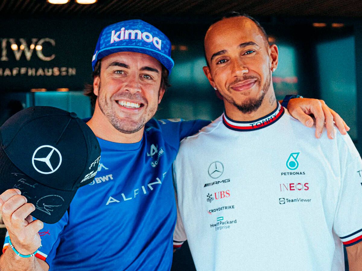 Foto: Alonso y Hamilton compartieron el momento. (Mercedes)