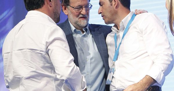 Foto: El presidente del Gobierno y del PP, Mariano Rajoy (c), felicita a Manuel Domínguez (d), reelegido presidente insular del partido. (EFE)