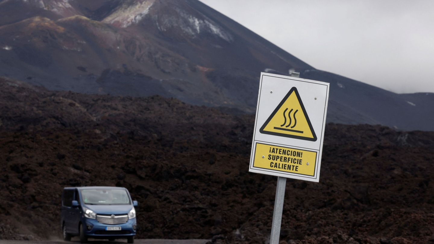 Un vehículo circula cerca del volcán de La Palma. (Reuters/Borja Suárez)