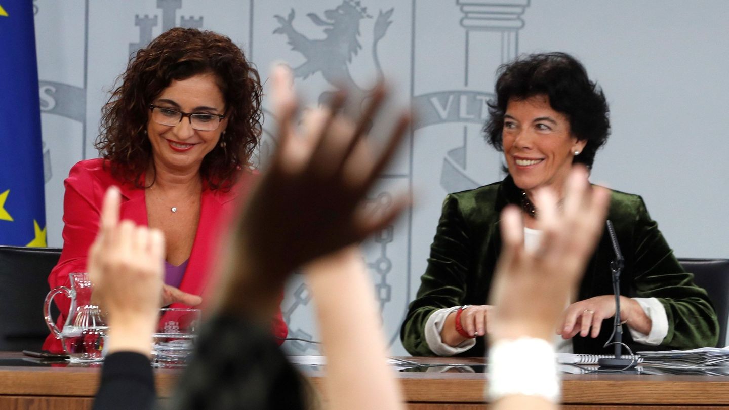 La ministra portavoz, Isabel Celaá (d), y la ministra de Hacienda, María Jesús Montero. (EFE)
