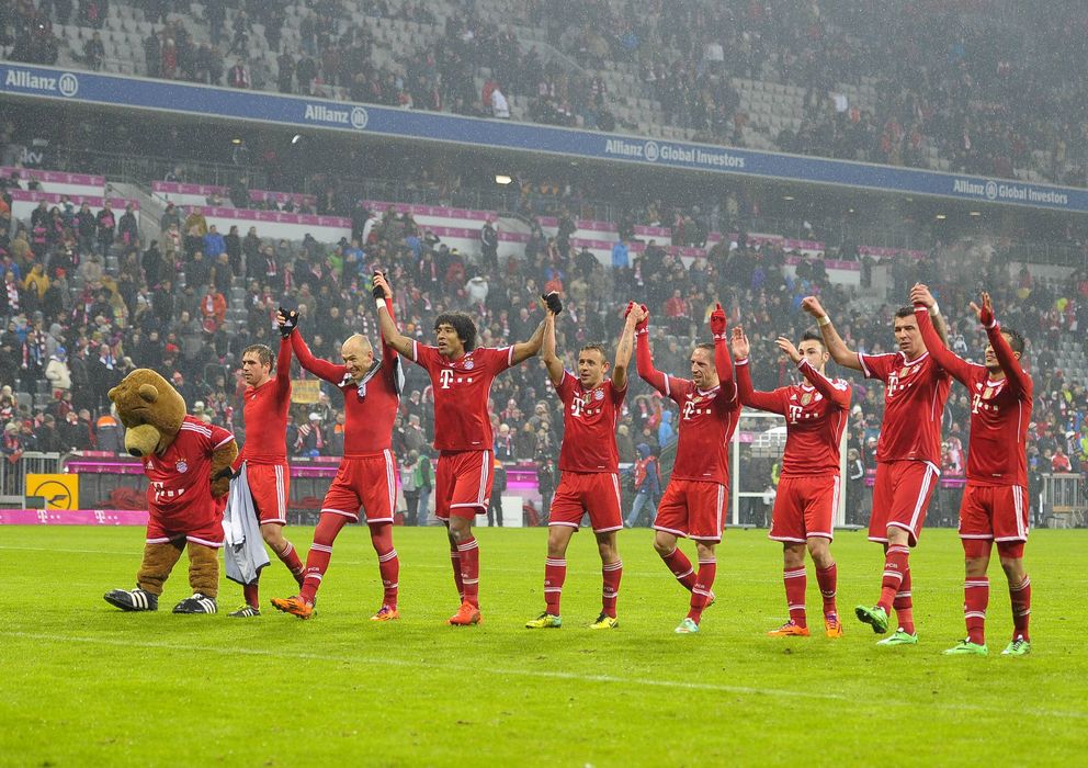Foto: Los jugadores del Bayern dedican una victoria a su afición (Imago).