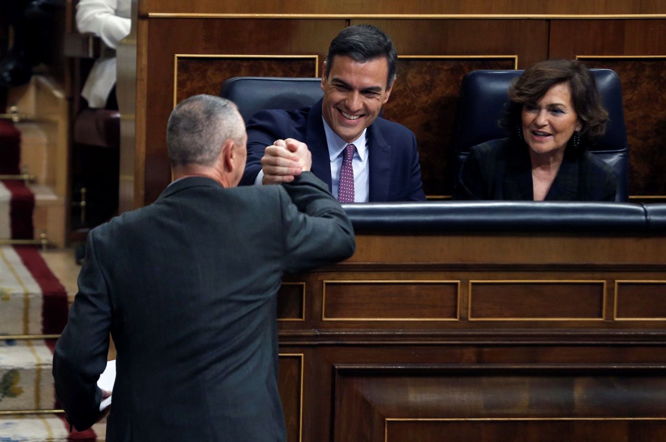 El diputado de Compromís, Joan Baldoví (i), saluda al candidato a la Presidencia del Gobierno, Pedro Sánchez (c). (EFE)