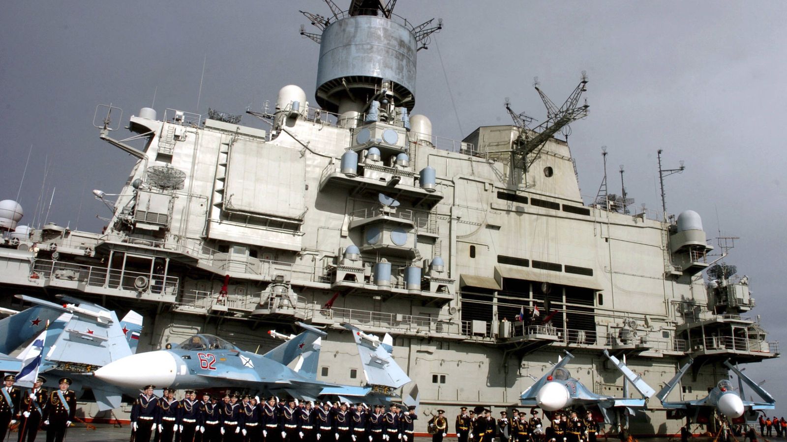Foto: El portaaviones ruso Kuznetsov en la base naval de Tartus, Siria (Reuters).
