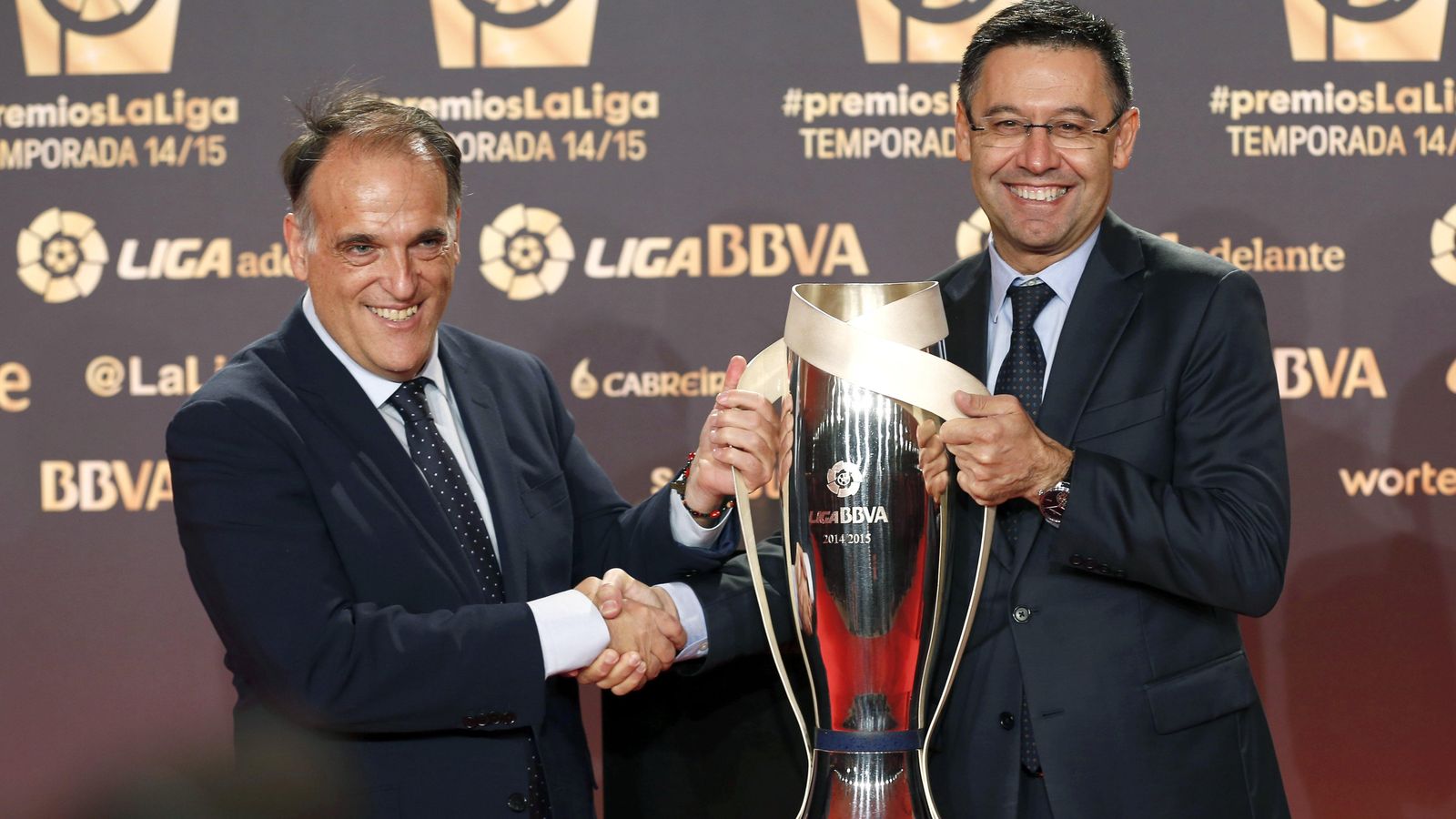 Foto: El presidente de la Liga de Fútbol Profesional, Javier Tebas, junto al del FC Barcelona, Josep María Bartomeu. (EFE)