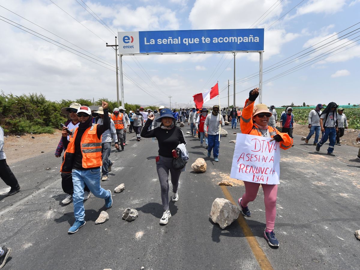 Foto: Manifestantes en La Joya, en Arequipa, en una imagen de archivo. (EFE/José Sotomayor Jiménez)