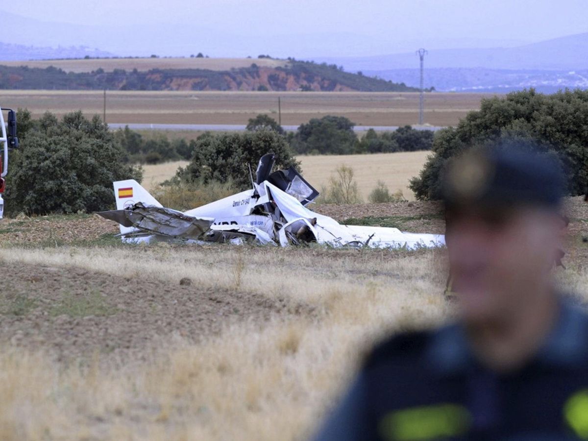 Foto: La Guardia Civil, durante un accidente de avioneta en Guadalajara en 2015. (EFE/Ignacio Izquierdo)