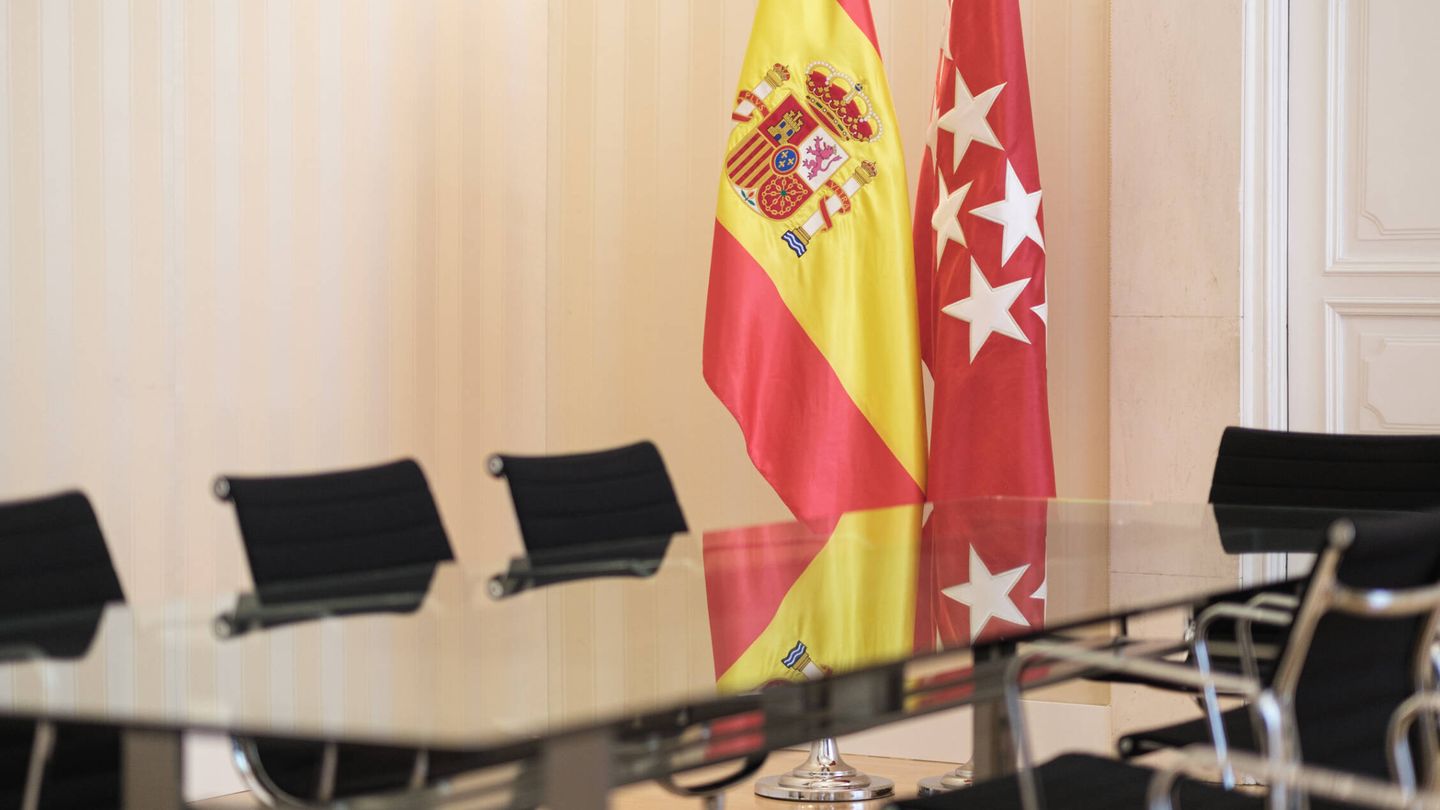 La bandera de España y de la Comunidad de Madrid en la Real Casa de Correos. (S. B.)