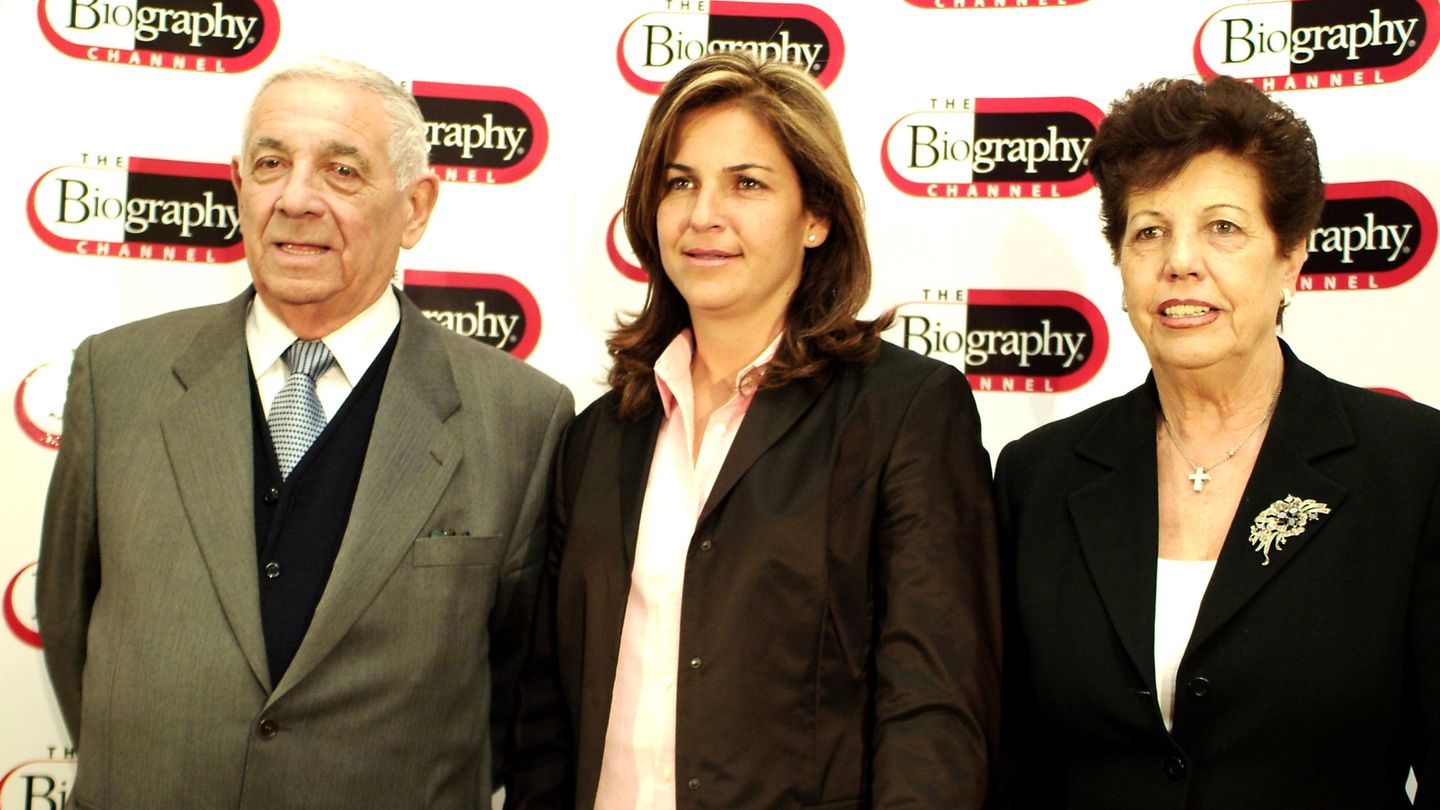 Arantxa Sánchez Vicario junto a sus padres, Emilio y Marisa. (Gtres)