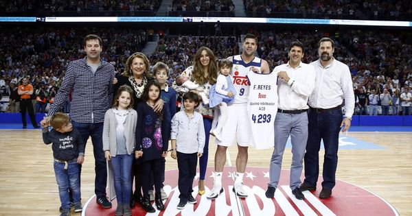 Foto: Felipe Reyes posa con su familia durante el Real Madrid-FC Barcelona Lassa tras batir el récord de triples de la ACB (ACB Photo/Víctor Carretero)