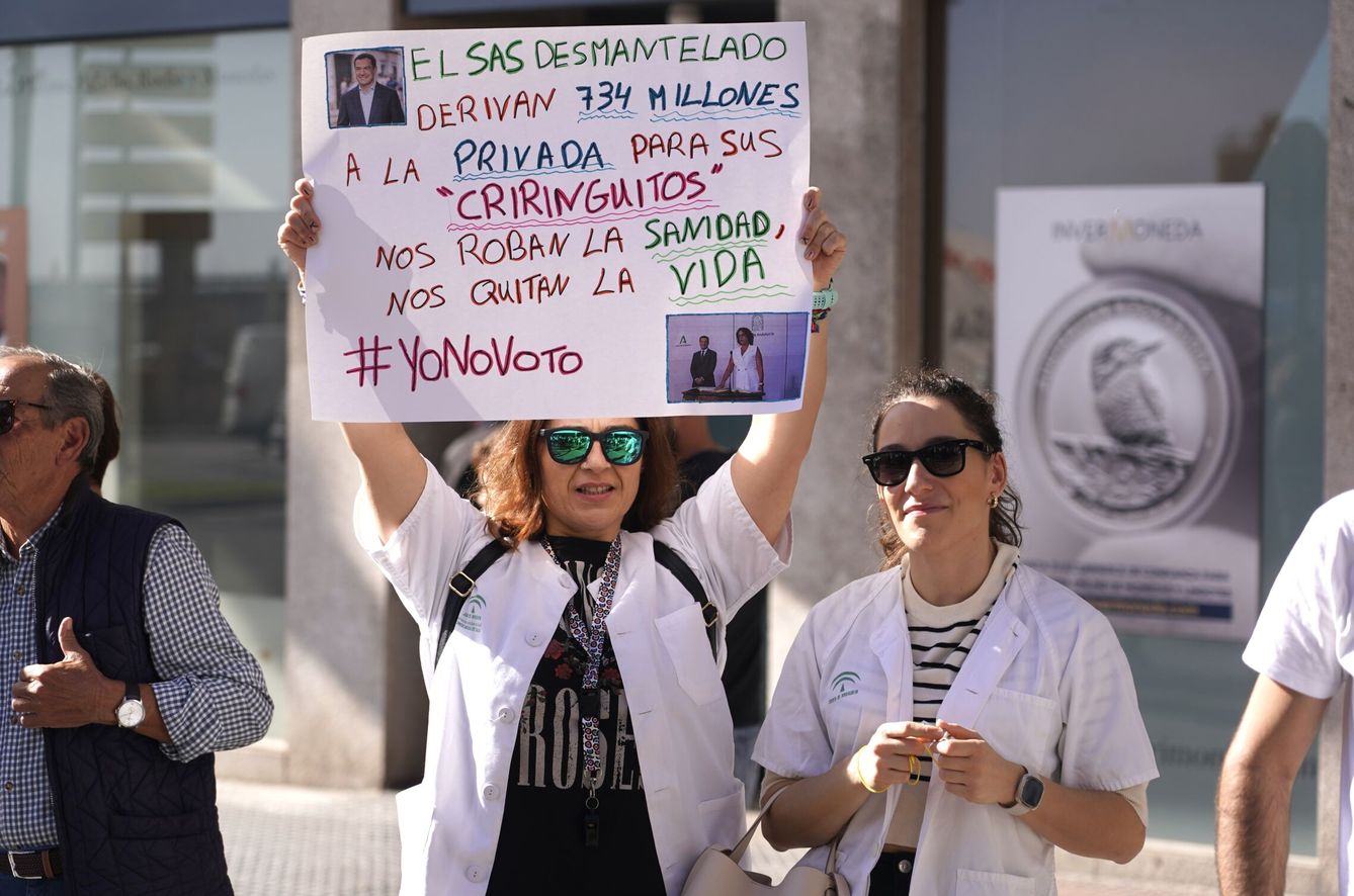 La manifestación de Marea Blanca para exigir mejoras en la atención primaria bajo el lema 'Nos roban la sanidad, nos quitan la vida' ocupan las calles de Málaga. (Álex Zea/Europa Press)