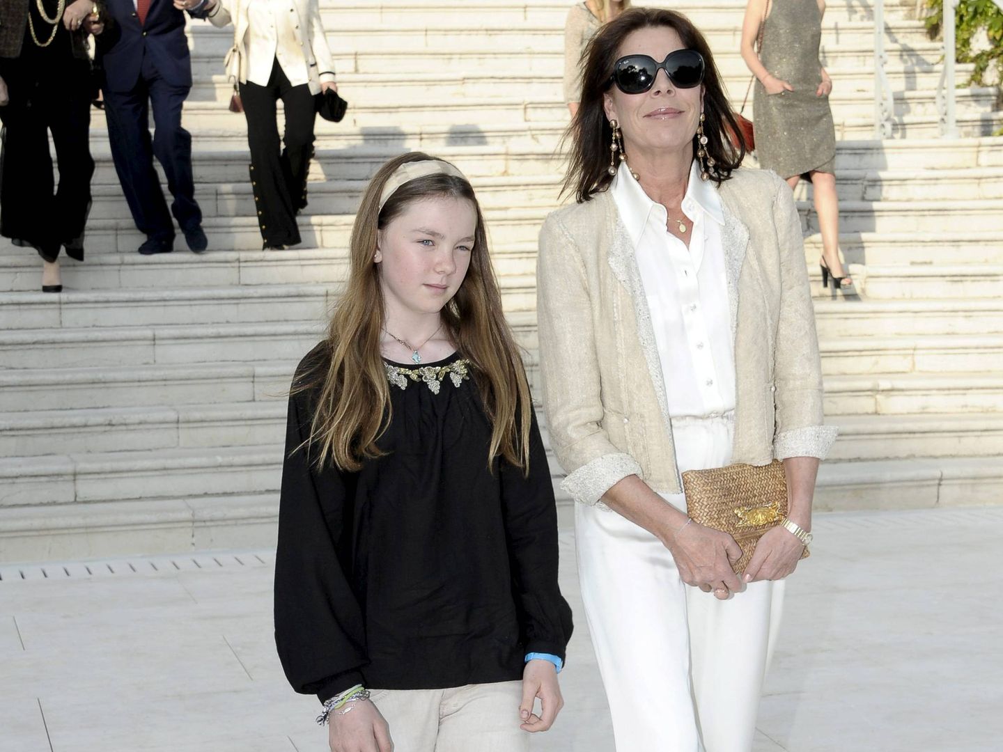 Alejandra junto a su madre en un desfile de Chanel (EFE)