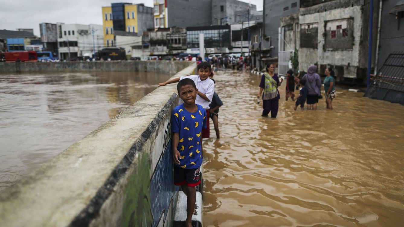Foto: La capital de Indonesia, Yakarta, se hunde bajo el mar. (EFE/Mast Irham)