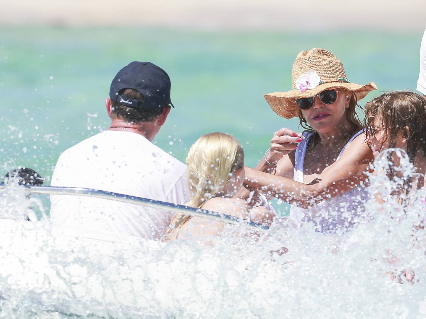 Tita Thyssen y sus hijas en una lancha de camino a una cala en Ibiza este verano. (Gtres)