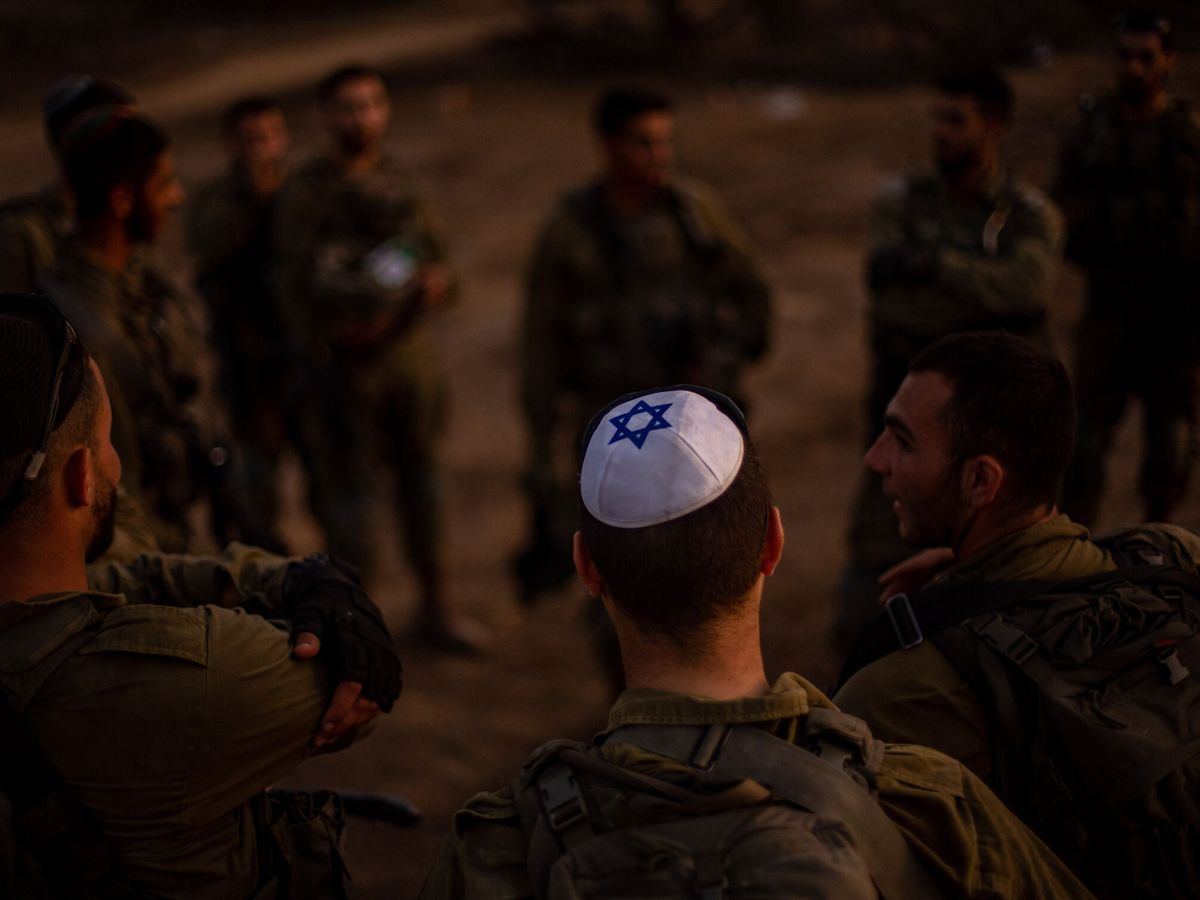 Foto: Soldados israelíes en el área de los ataques. (EFE/Martin Divisek)
