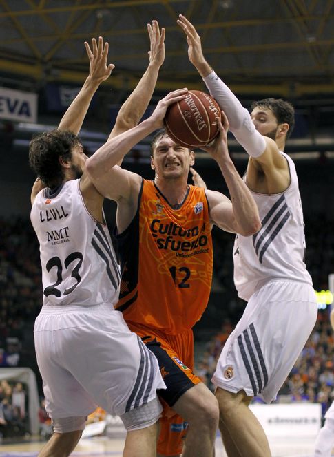 Foto: El Real Madrid frenó al Valencia Basket (Efe).