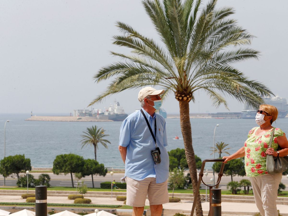 Foto: Turistas caminan por Palma de Mallorca. (Reuters)