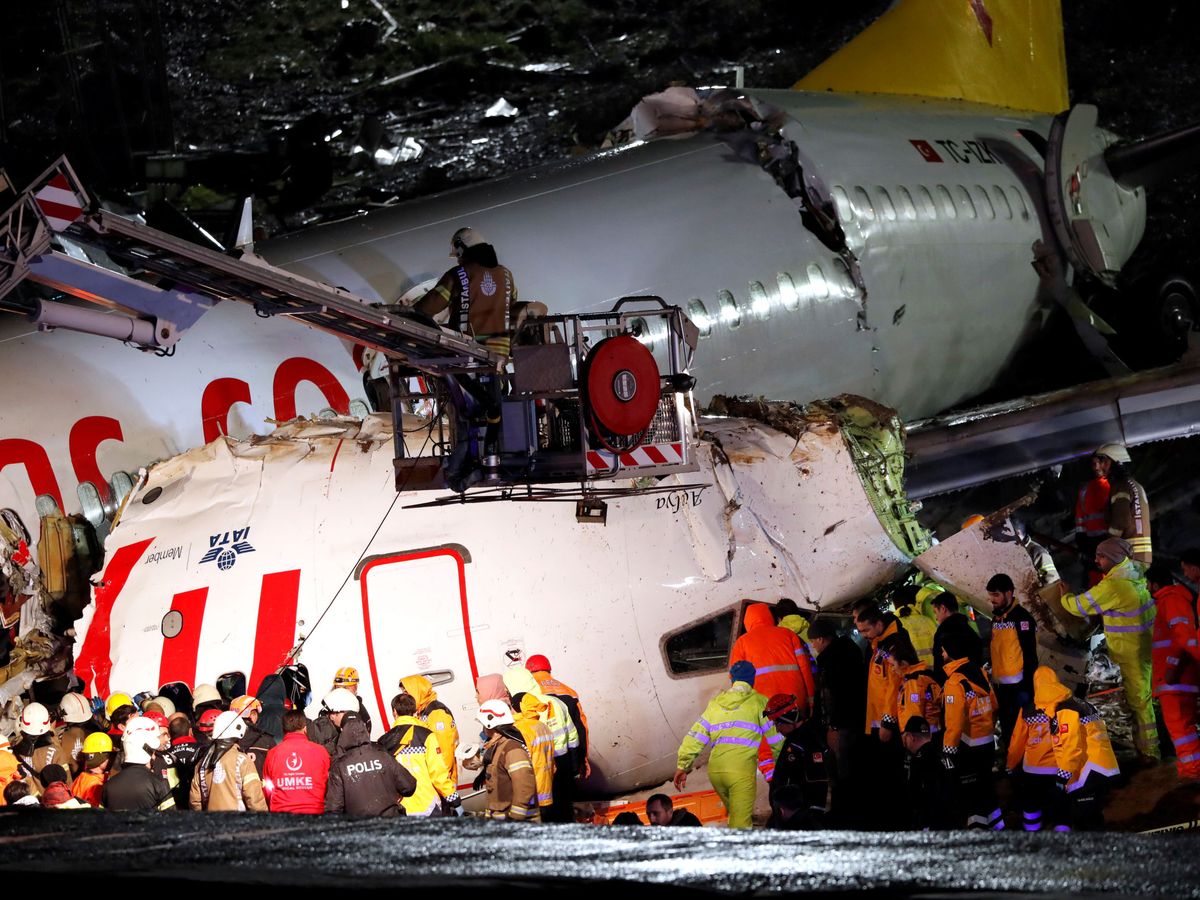 Foto: El avión, partido en tres. (Reuters)
