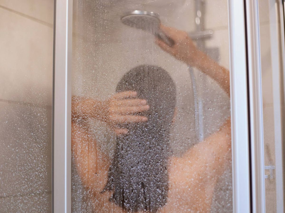La rutina diaria en la ducha que hace que se te caiga más el pelo, según un experto