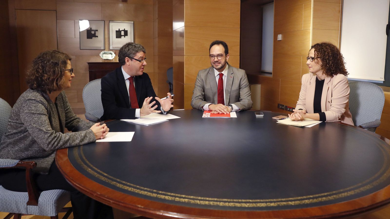 Foto: El ministro Álvaro Nadal junto a Antonio Hernando y la portavoz socialista de Energía, Pilar Lucio, este 21 de diciembre en el Congreso. (EFE) 
