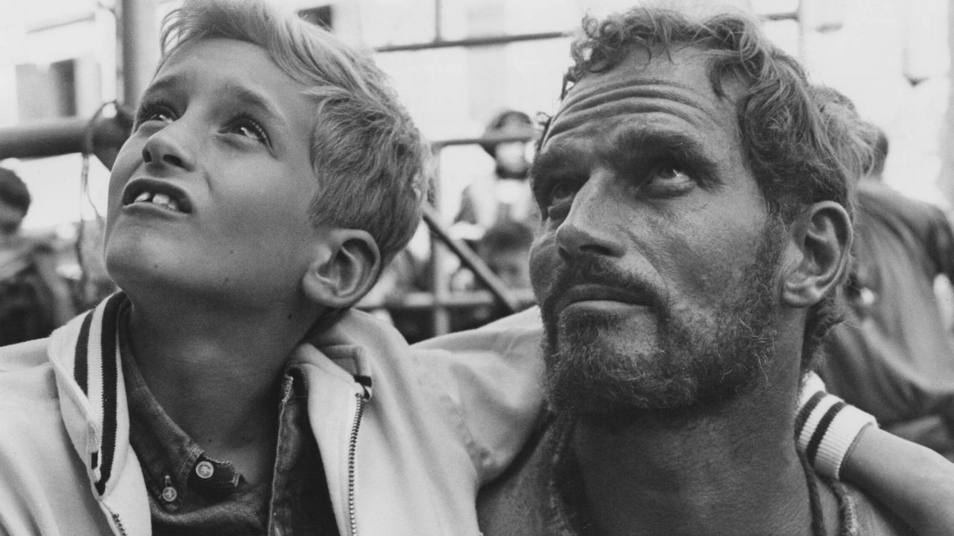 Foto: Charlton Heston junto a su hijo en un rodaje. (Getty)
