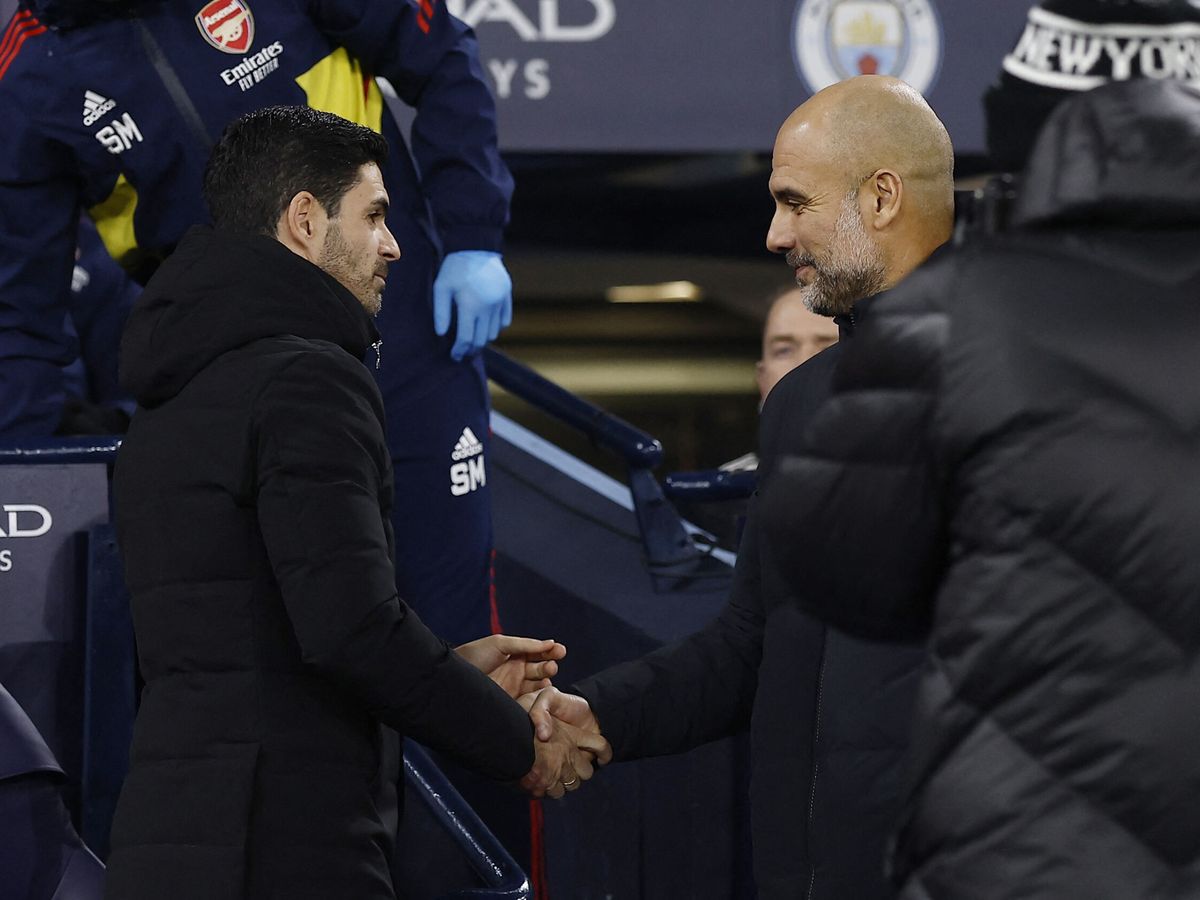 Foto: Mikel Arteta y Pep Guardiola se saludan antes de un Manchester City-Arsenal. (Reuters/Jason Cairnduff).