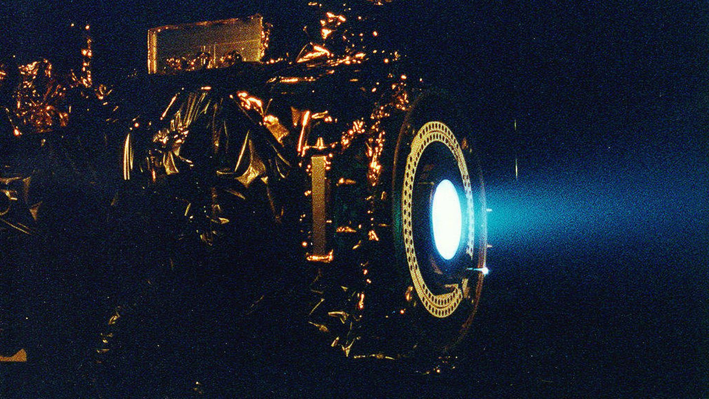 Test del motor de iones NSTAR de 2.3 kW usado por la NASA en su sonda Deep Space 1. (NASA/JPL)