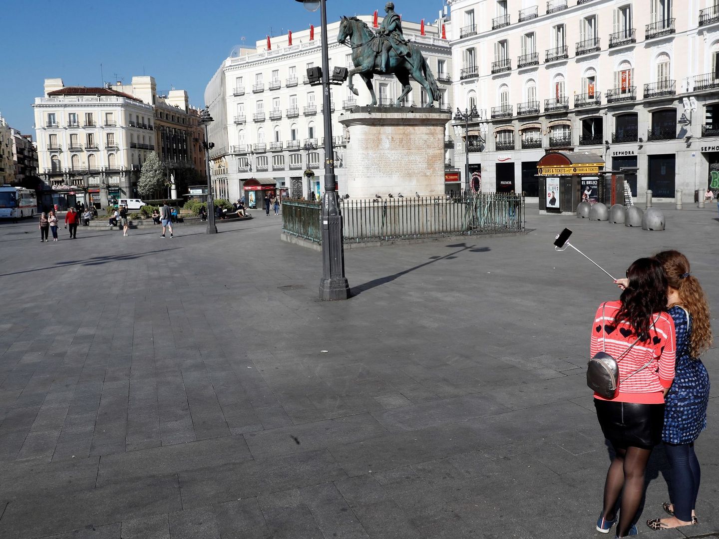 La Puerta del Sol de Madrid, casi desierta este 14 de marzo. (EFE)